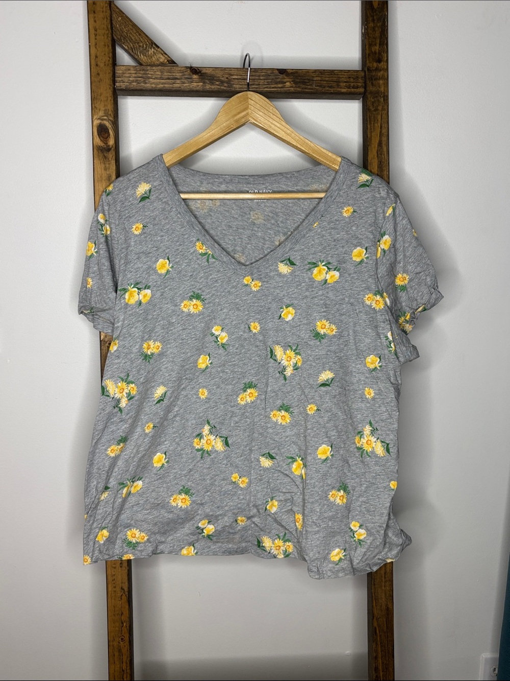 Old Navy Everyday Gray V-Neck Tee with Yellow Floral Print Size XL